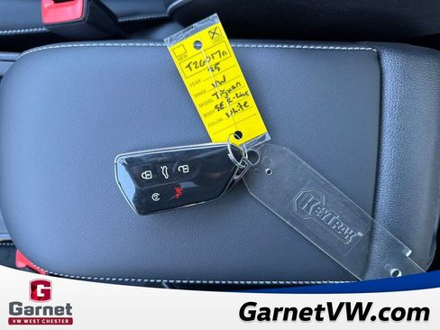 Used 2025 Volkswagen Tiguan SE R-Line image 27