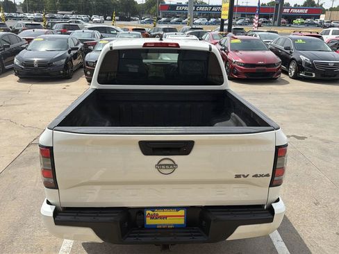 Used 2022 Nissan Frontier SV AWD/4WD image 6