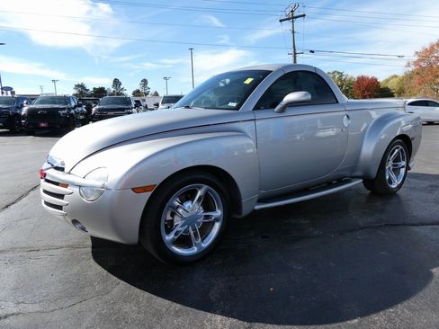 Used 2005 Chevrolet SSR Base 2D Standard Cab w/ Preferred Equipment Group image 9