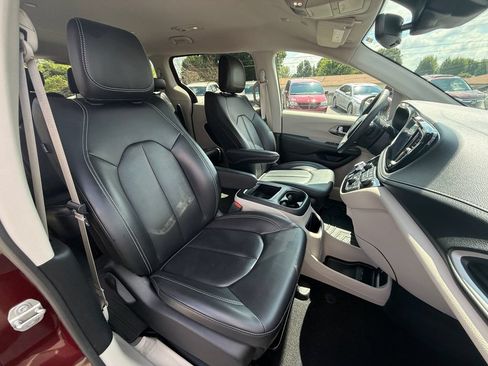 Used 2023 Chrysler Pacifica Touring-L AWD/4WD image 29
