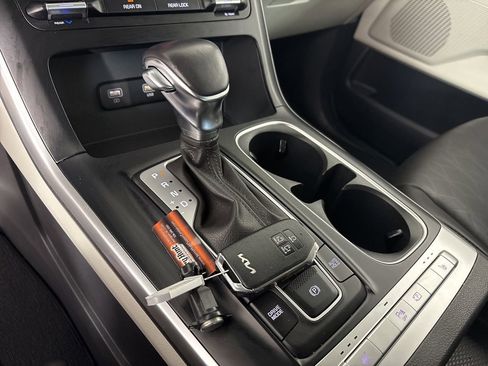 Used 2024 Kia Carnival LX image 18