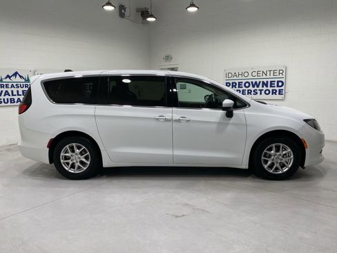 Used 2023 Chrysler Voyager LX FWD image 9