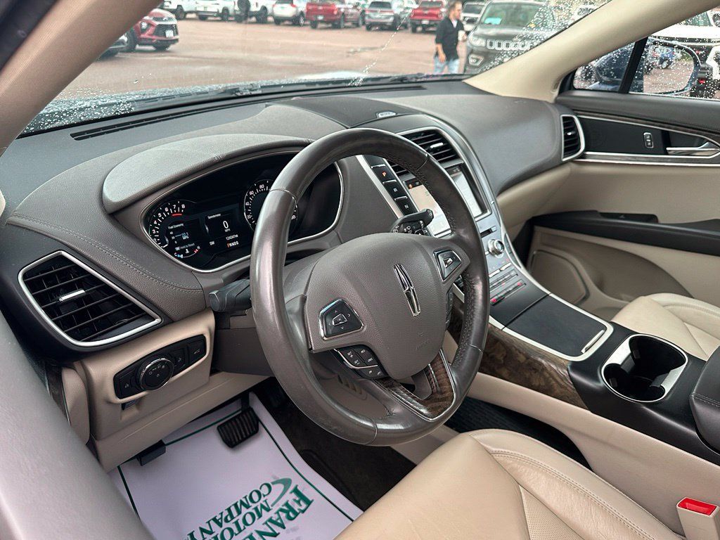 Used 2017 Lincoln MKX Select w/ Select Plus Package AWD/4WD image 3