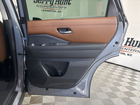 Used 2025 Nissan Pathfinder Platinum AWD/4WD image 29