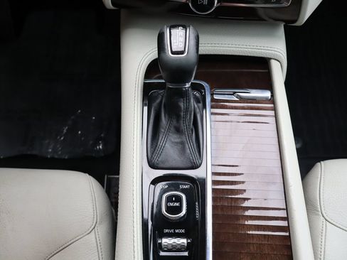 Used 2016 Volvo XC90 T6 Momentum w/ Momentum Plus Package AWD/4WD image 39