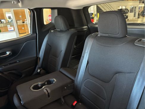 Used 2022 Jeep Renegade Latitude w/ Convenience Group AWD/4WD image 32