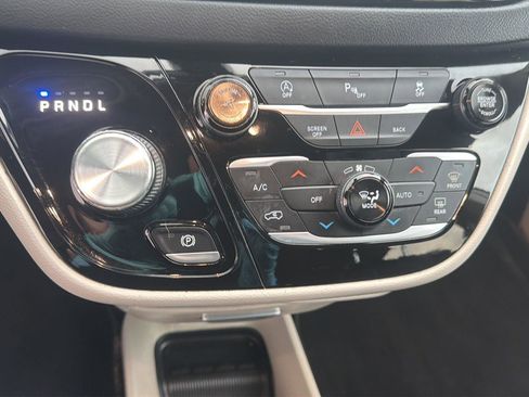 Used 2017 Chrysler Pacifica Touring-L FWD image 28