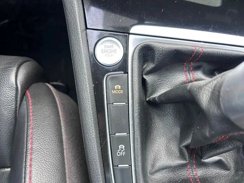 Used 2019 Volkswagen Golf 4-Door FWD image 26