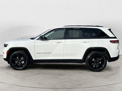 Used 2023 Jeep Grand Cherokee Limited w/ Luxury Tech Group II image 2