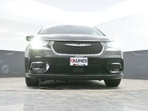 Used 2023 Chrysler Pacifica Touring-L FWD image 45