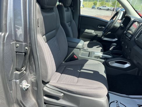 Used 2024 Nissan Frontier SV AWD/4WD image 3