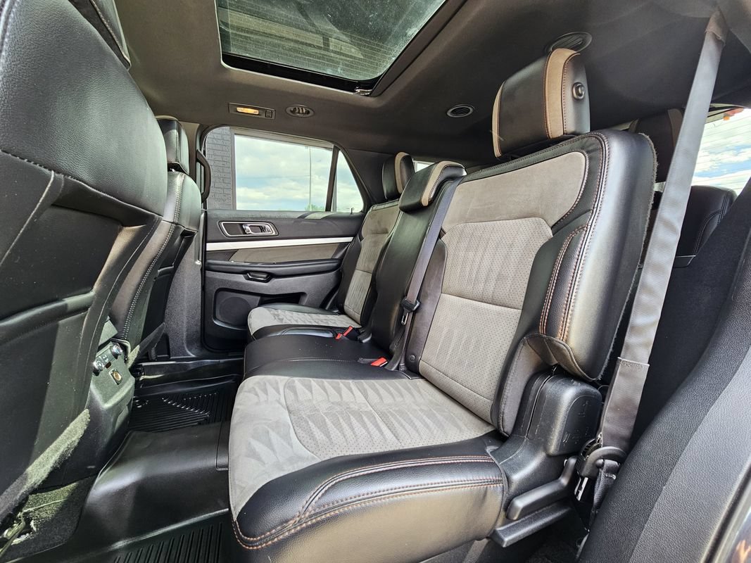 Used 2017 Ford Explorer XLT w/ Equipment Group 202A AWD/4WD image 18