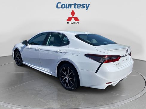 Used 2023 Toyota Camry SE FWD image 3