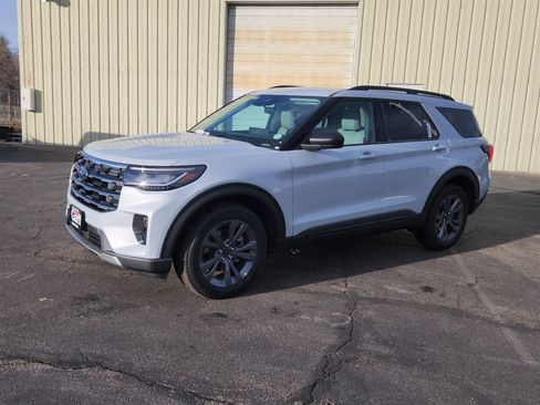 New 2026 Ford Explorer Active image 3