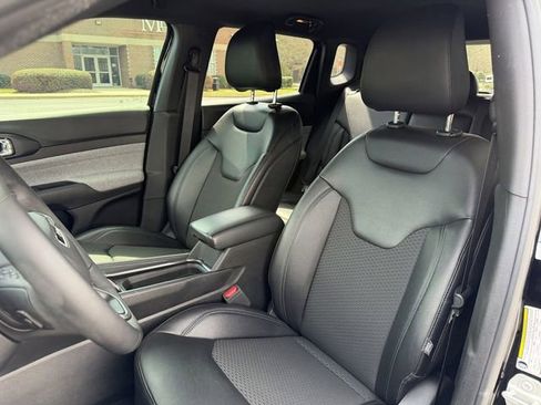 Used 2024 Jeep Compass Latitude AWD/4WD image 11