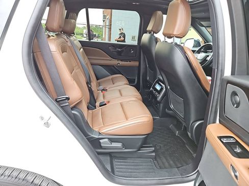 Used 2023 Lincoln Aviator Reserve w/ Jet Appearance Package AWD/4WD image 7