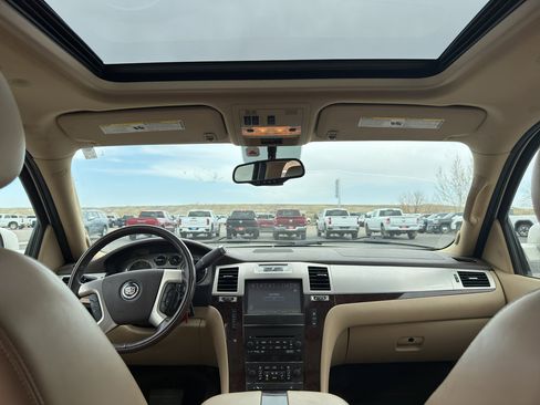 Used 2011 Cadillac Escalade ESV Premium image 28