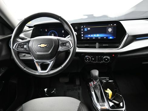 Used 2025 Chevrolet Trax LT w/ LT Convenience Package FWD image 19