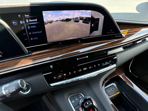 Used 2023 Cadillac Escalade ESV Premium Luxury AWD/4WD image 18