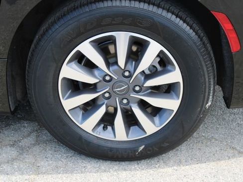 Used 2024 Chrysler Pacifica Limited FWD image 11