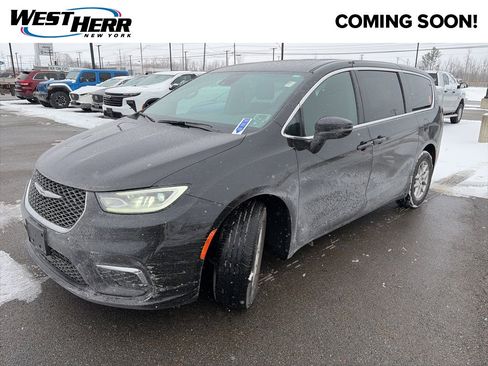 Used 2025 Chrysler Pacifica Select image 4