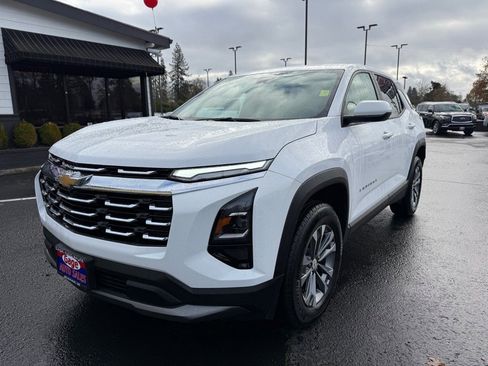 Used 2025 Chevrolet Equinox LT image 2