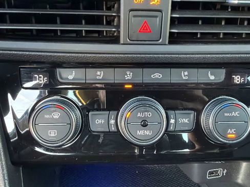 Used 2019 Volkswagen Jetta SEL Premium image 32