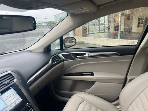 Used 2018 Ford Fusion SE w/ Fusion SE Technology Package image 28