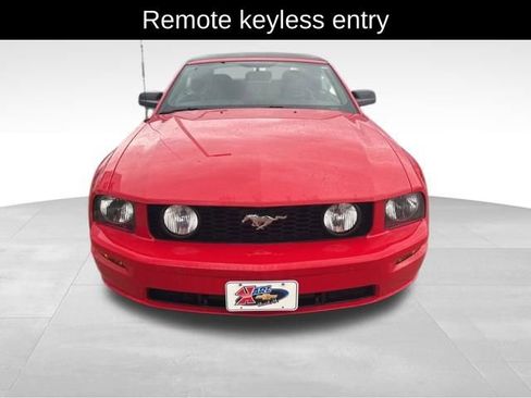 Used 2006 Ford Mustang Convertible image 2