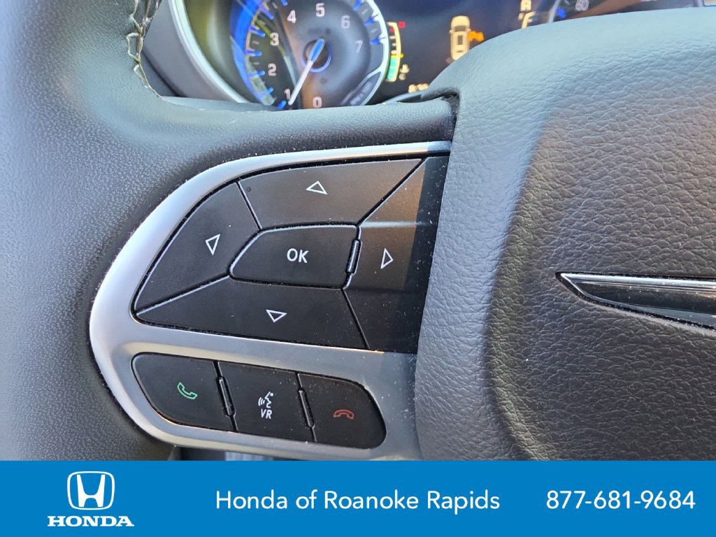 Used 2024 Chrysler Pacifica Touring-L FWD image 25