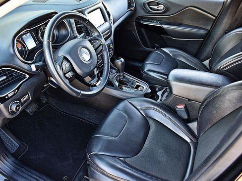 Used 2019 Jeep Cherokee Latitude Plus FWD image 15