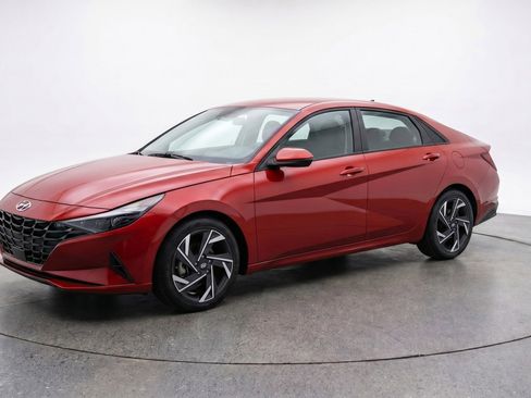 Used 2025 Hyundai Elantra SEL FWD image 3