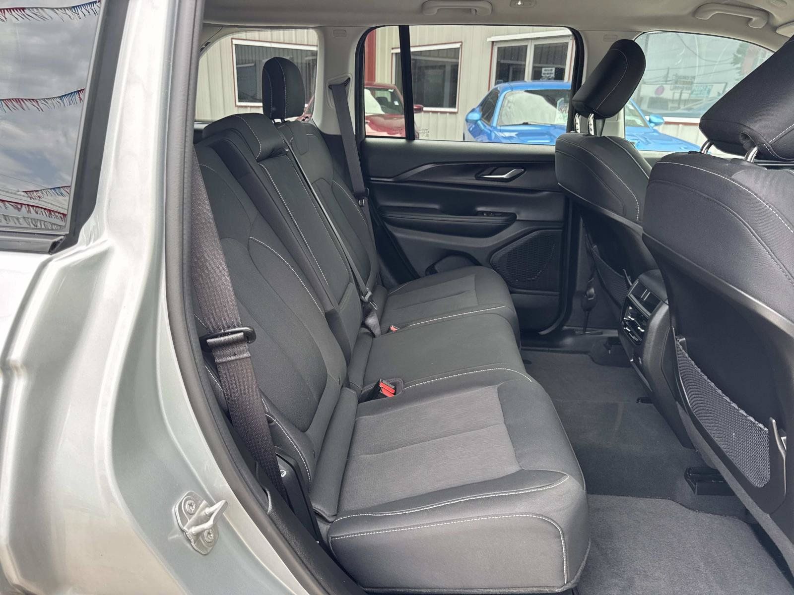 Used 2024 Jeep Grand Cherokee Laredo RWD image 9