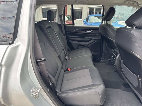 Used 2024 Jeep Grand Cherokee Laredo RWD image 9