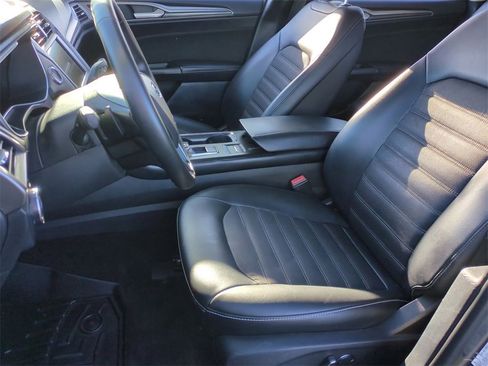 Used 2017 Ford Fusion SE w/ Equipment Group 201A image 19