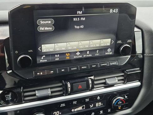 Used 2025 Nissan Pathfinder SL AWD/4WD image 18