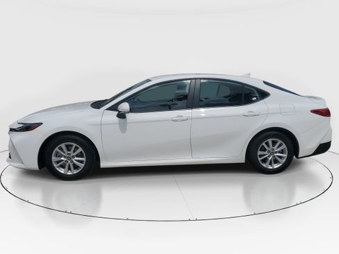 Used 2025 Toyota Camry LE image 6