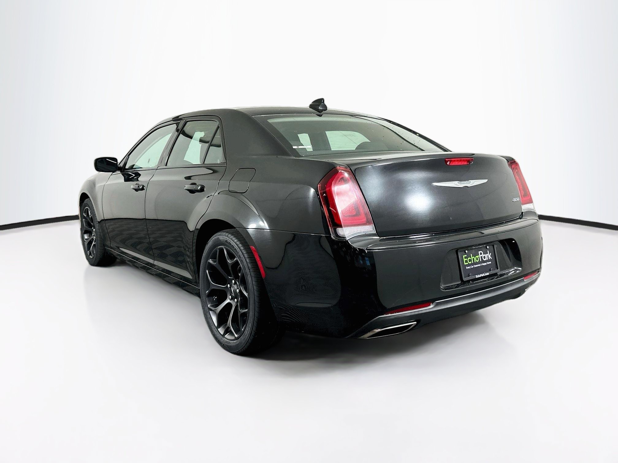 Used 2019 Chrysler 300 Touring w/ Sport Appearance Package RWD image 5