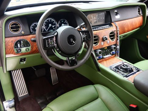 Used 2023 Rolls-Royce Cullinan w/ Cullinan Package image 17