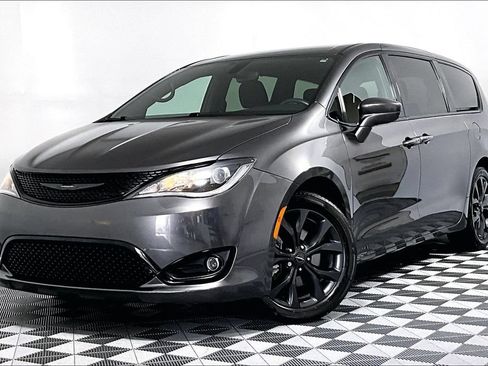 Used 2020 Chrysler Pacifica Touring w/ S Appearance Package FWD image 2