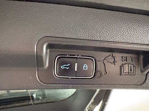 Used 2023 Ford Explorer XLT AWD/4WD image 32