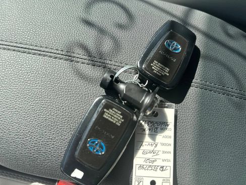 Used 2021 Toyota RAV4 XLE Premium AWD/4WD image 19