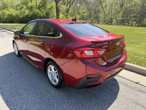 Used 2018 Chevrolet Cruze LT w/ Convenience Package FWD image 3