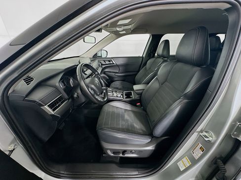 Used 2024 Mitsubishi Outlander SE image 13