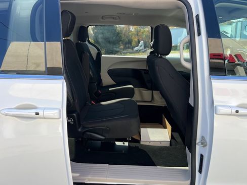 Used 2022 Chrysler Voyager LX image 33