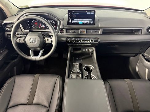 Used 2025 Honda Pilot Touring image 11
