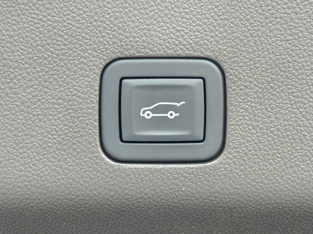 Used 2026 Cadillac Escalade Luxury w/ LPO, Radiant Package AWD/4WD image 38