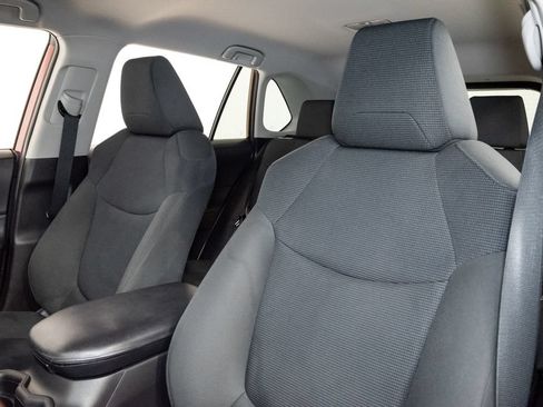 Used 2020 Toyota RAV4 LE FWD image 11