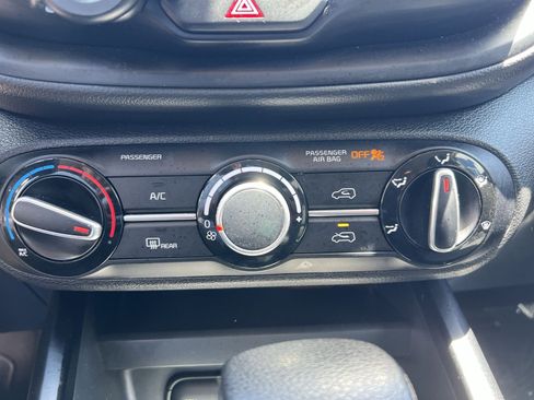 Used 2025 Kia Soul LX FWD image 28
