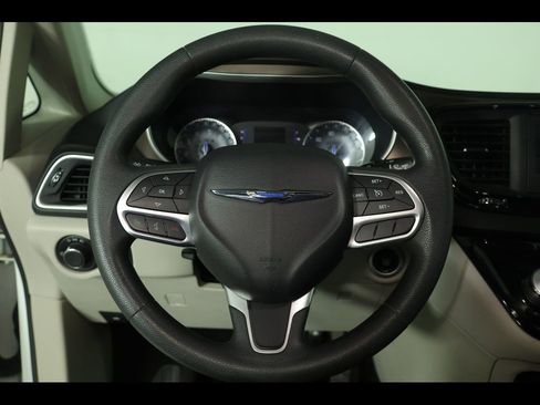 Used 2017 Chrysler Pacifica LX image 16